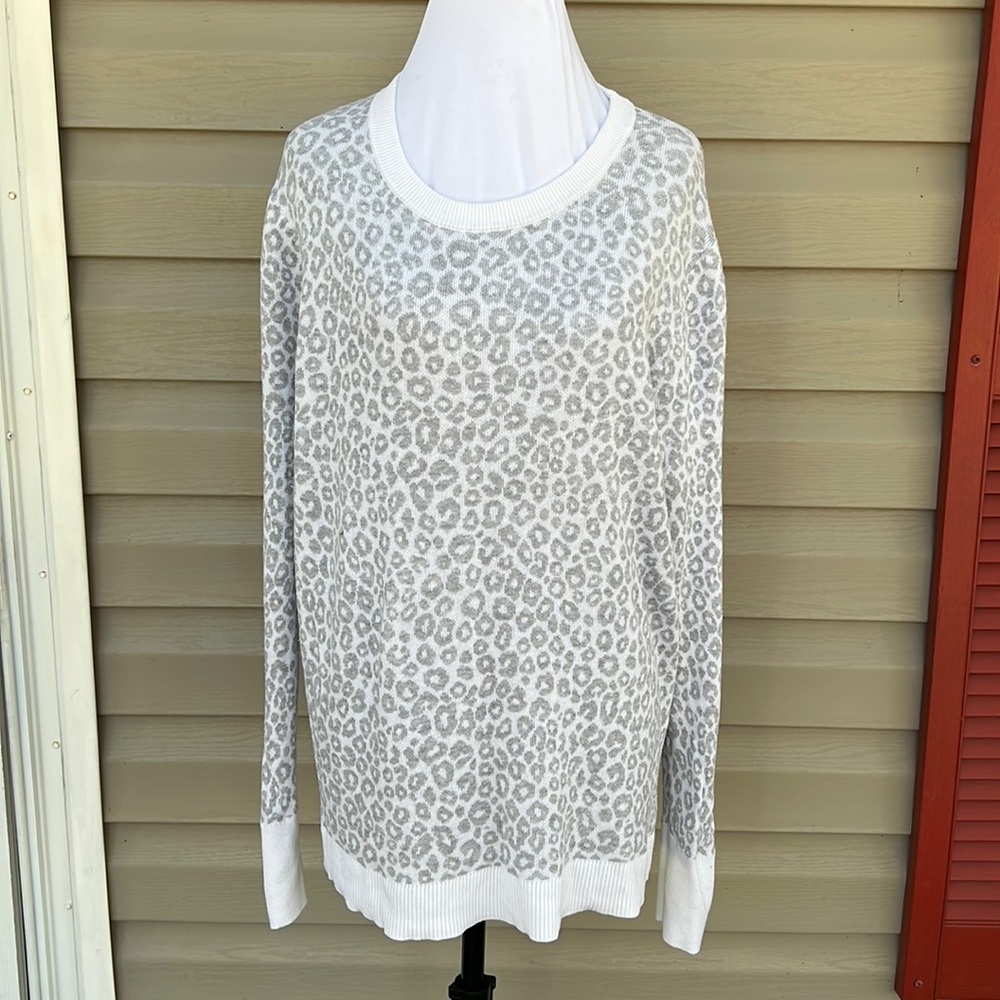 a.new.day womens gray&white animal print sweater $5/25
